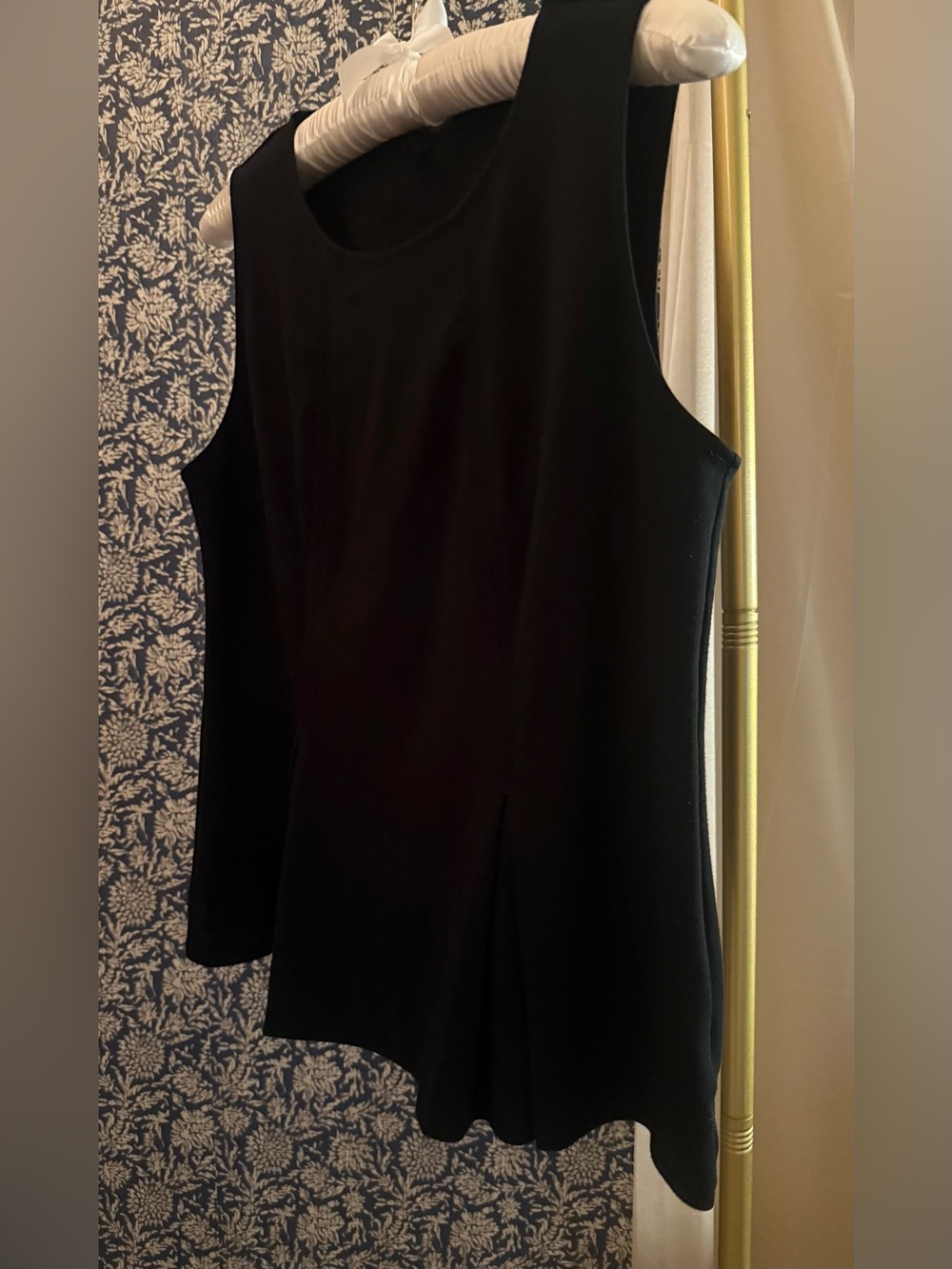 Banana Republic Black Sleeveless Swing Top | Size L